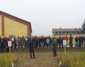 Foto scattata a Mede (Pavia) in occasione della presentazione dei risultati del TMR, con la presenza di spalle in primo piano di Zafferoni Marco Mario sulla destra e di un collaboratore alla sua sinistra, sullo sfondo del pubblico di un centinaio di persone presenti all'evento.