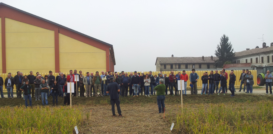 Foto scattata a Mede (Pavia) in occasione della presentazione dei risultati del TMR, con la presenza di spalle in primo piano di Zafferoni Marco Mario sulla destra e di un collaboratore alla sua sinistra, sullo sfondo del pubblico di un centinaio di persone presenti all'evento.